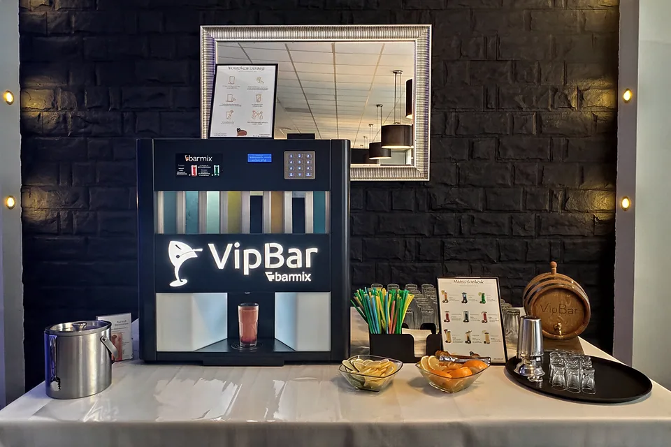 Automatyczny barman, menu i dodatki na tle ciemnej ściany