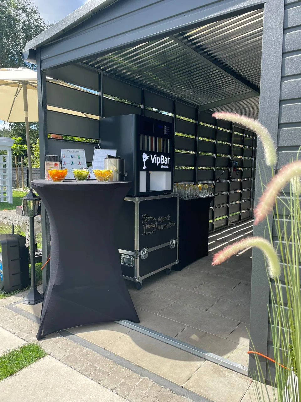 Stanowisko automatycznego barmana pod zadaszeniem przy wejściu